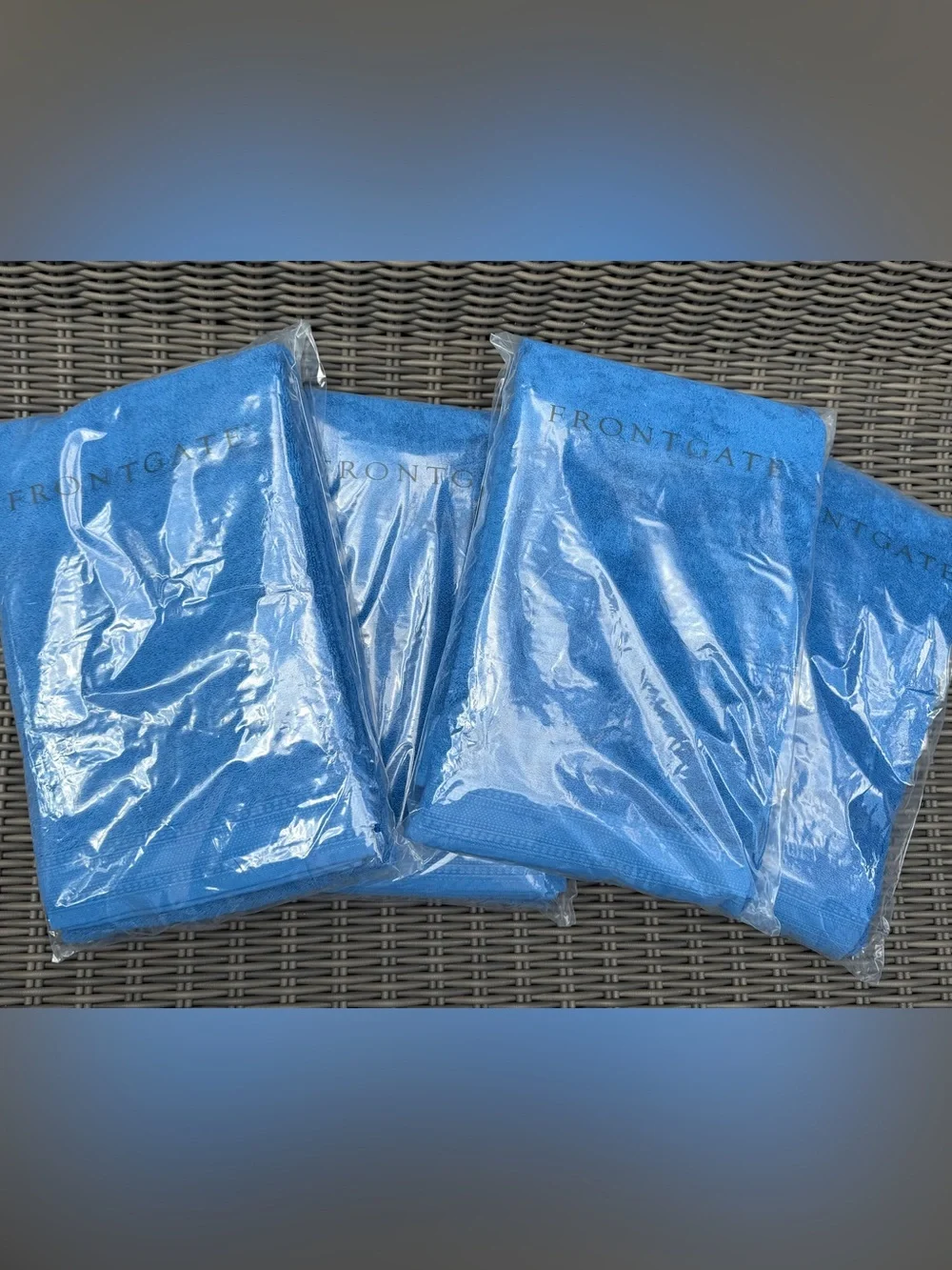 Frontgate Resort Solid Pool Towels (4) - NWT